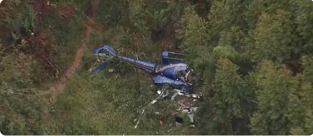 Helicóptero cai na Grande SP; piloto e criança são resgatados com vida