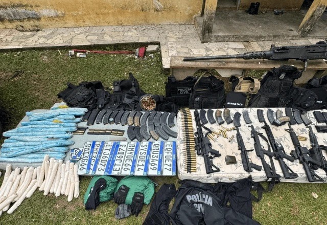 Polícia encontra arsenal de armas de guerra no Paraná e confronto deixa criminosos mortos