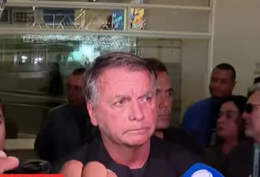 Bolsonaro se diz abalado por passaporte e fala em “perseguição” de Moraes