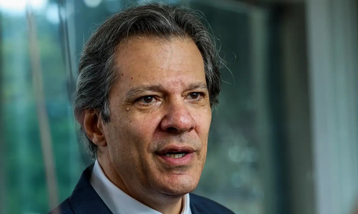 Queixa-crime de Flávio Bolsonaro contra Haddad por fala sobre ‘rachadinha’ nas mãos de André Mendonça