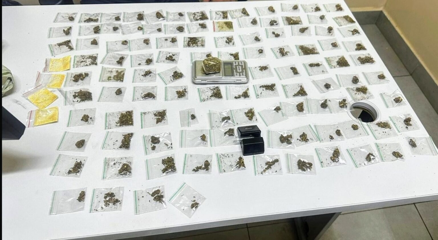 Homem é preso com sacola cheia de drogas na Zona Oeste de Natal