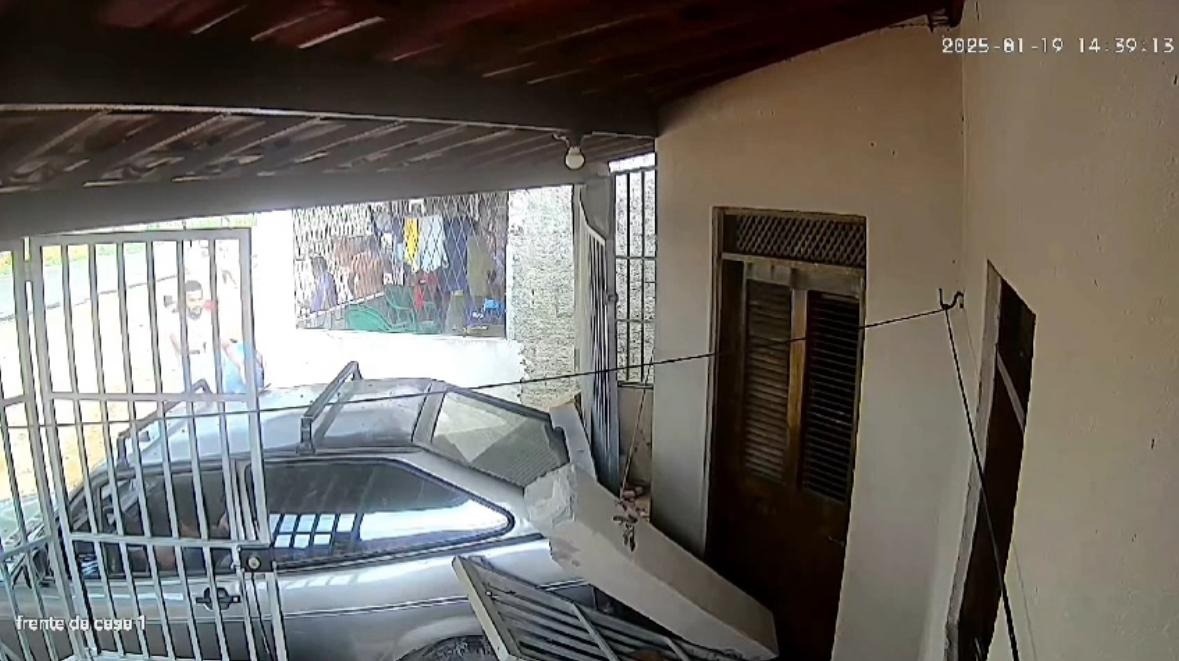 VÍDEO: Carro perde o controle, atropela homem e invade casa na zona rural de Assu; assista