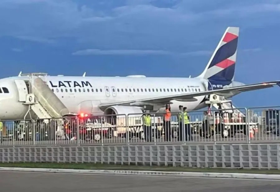 Passageiro cai de escada em desembarque de avião e morre no interior de São Paulo