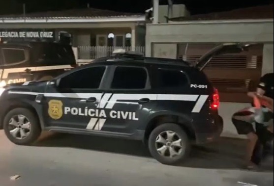 Homem é preso após dar paulada, esganar ex-companheira e danificar casa no interior do RN