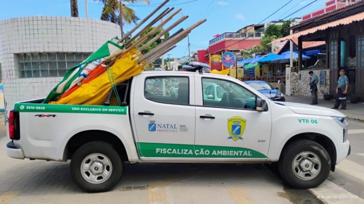 Quiosqueiros de Ponta Negra têm guarda-sóis apreendidos por infringirem normas da Semurb