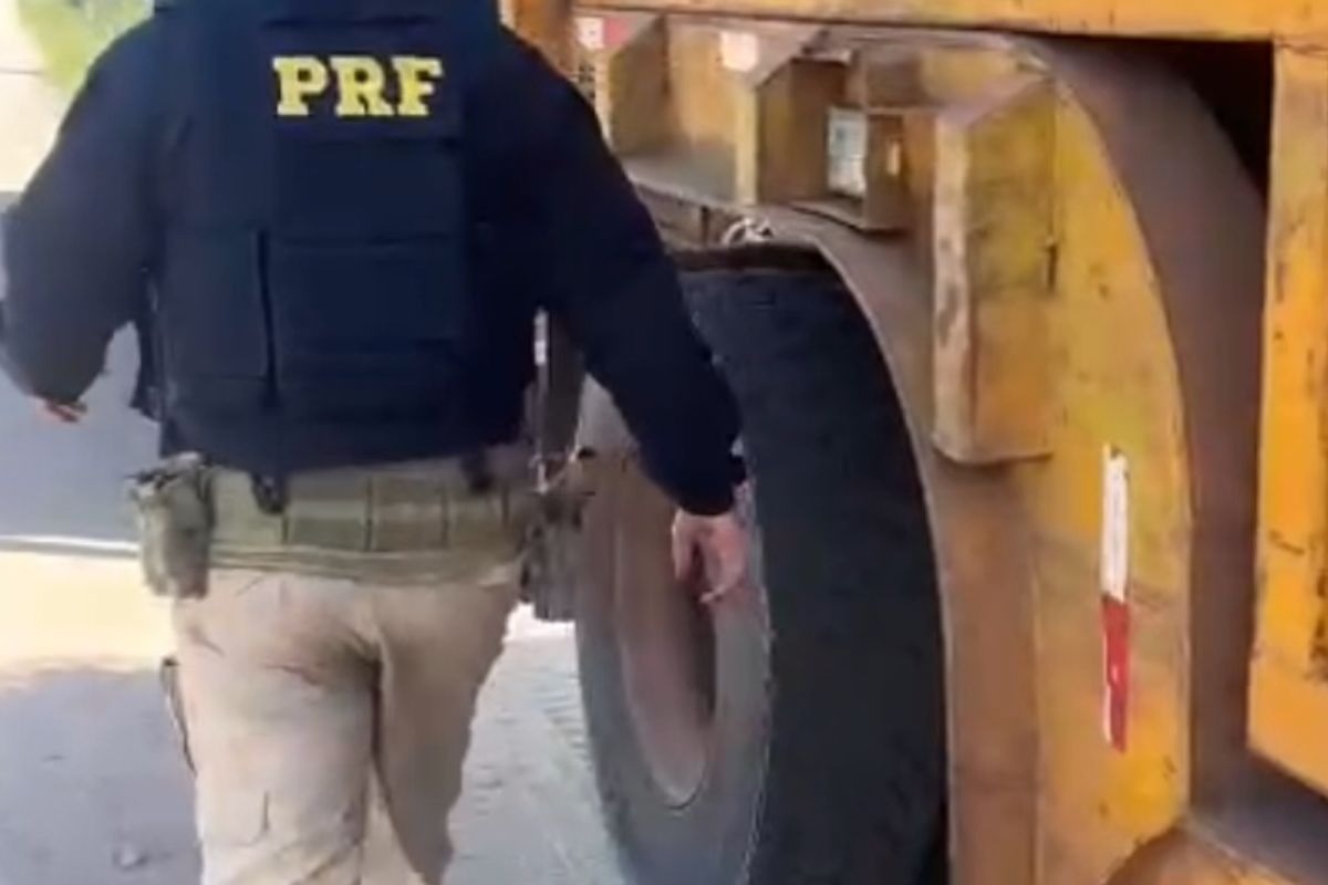 PRF flagra treminhão com 18 toneladas de excesso na BR-406, na Grande Natal
