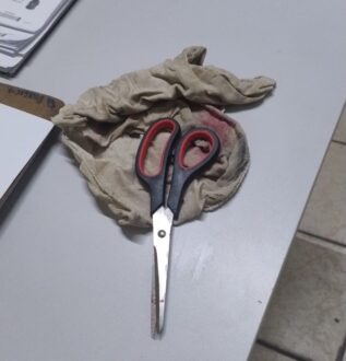 Idoso é preso por tentar matar esposa a tesouradas em Mossoró