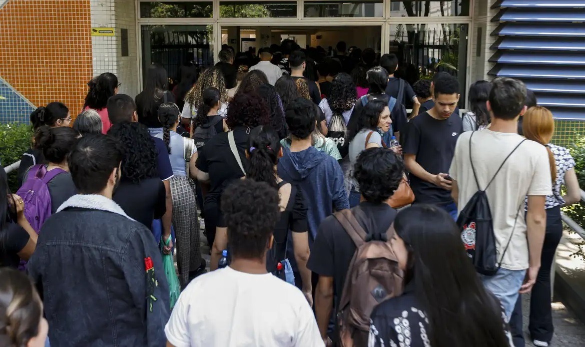 TCU suspende R$ 6 bilhões do Pé de Meia; MEC nega irregularidades