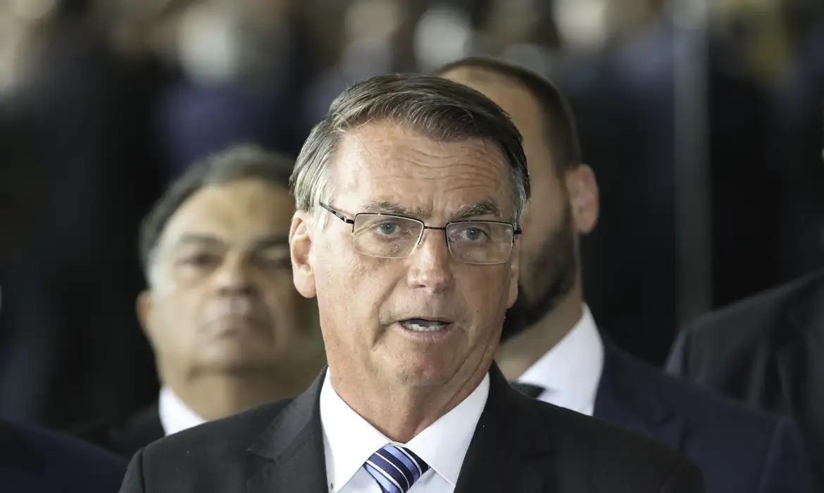 Perfil de Bolsonaro em rede social foi invadido e roubado, diz Carlos