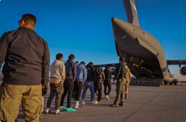 Governo Trump prende 538 imigrantes ilegais e deporta centenas em aviões militares