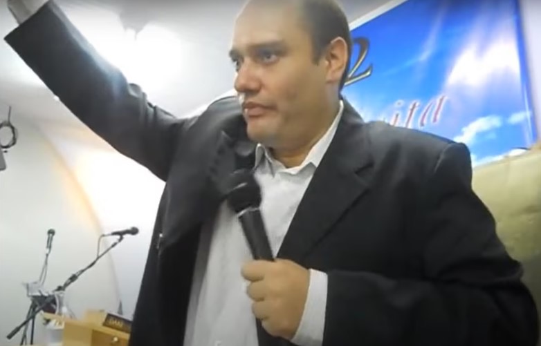 Pastor que diz ter poderes de fazer nascer dentes, reconstruir seios e fazer cego voltar a enxergar vira réu por...