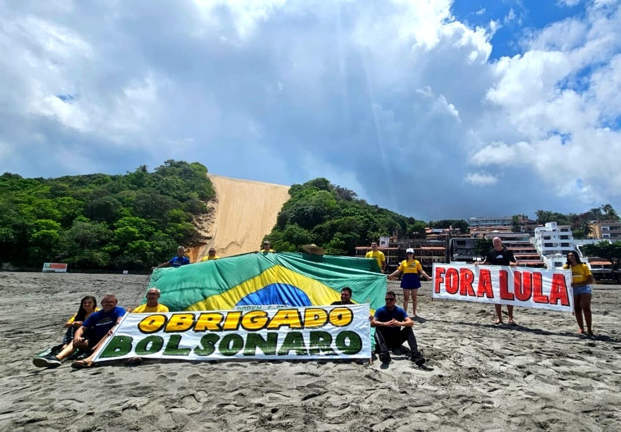 Grupo Força Democrática protesta contra Lula e celebra engorda de Ponta Negra