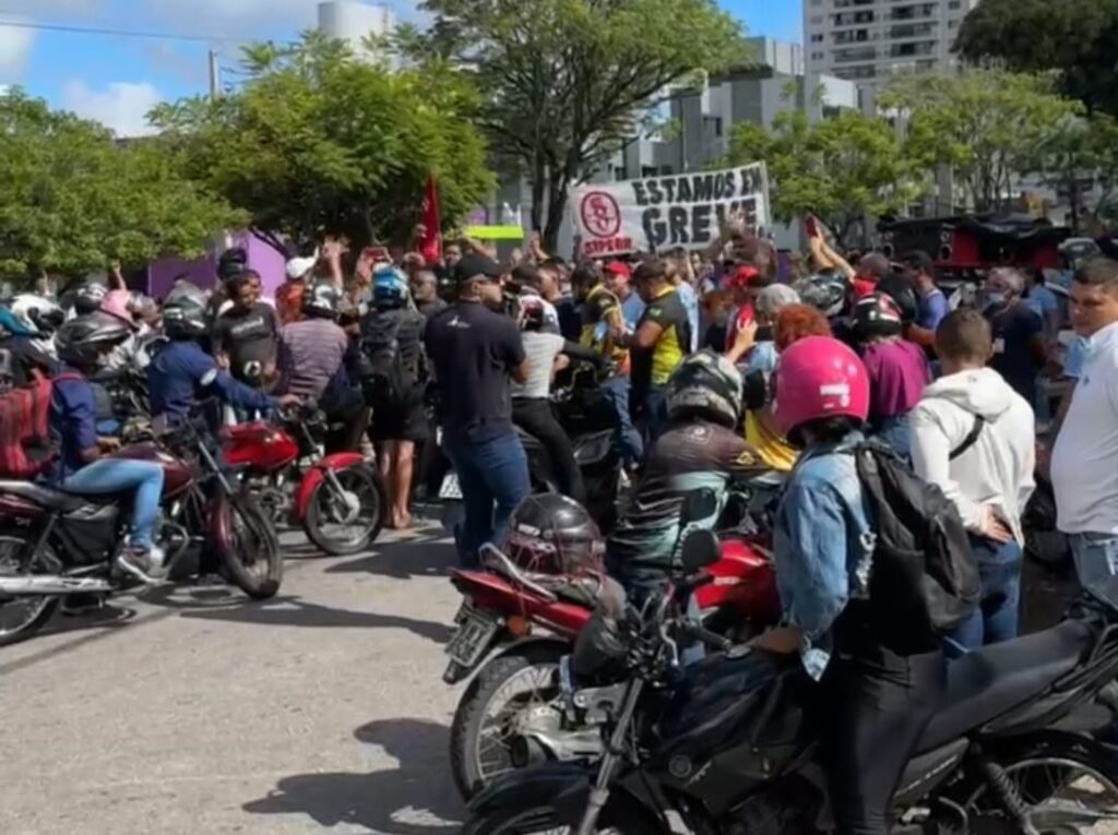 Protesto dos terceirizados do hospital Walfredo Gurgel bloqueia trânsito na avenida Salgado Filho