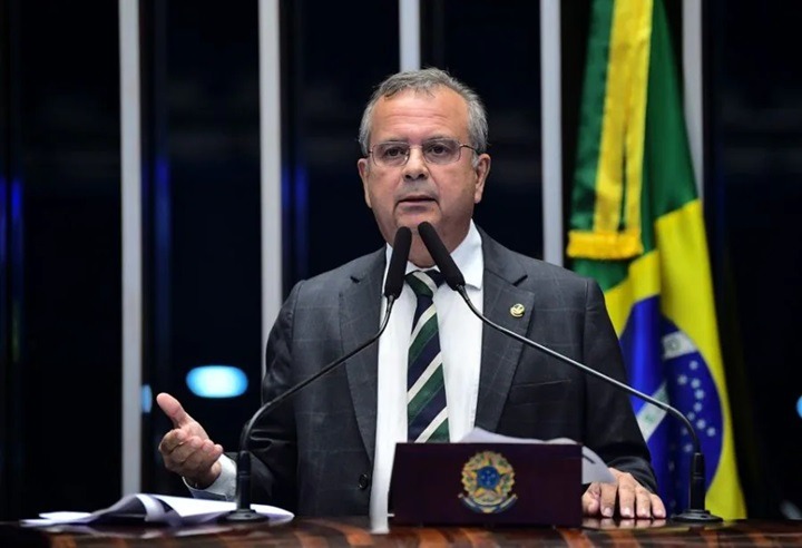 ‘Diplomacia do PT é seletiva’, diz Rogério sobre deportações de brasileiros com algemas