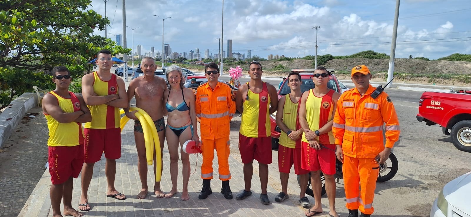 Professor de natação auxilia no resgate de turista em praia de Natal