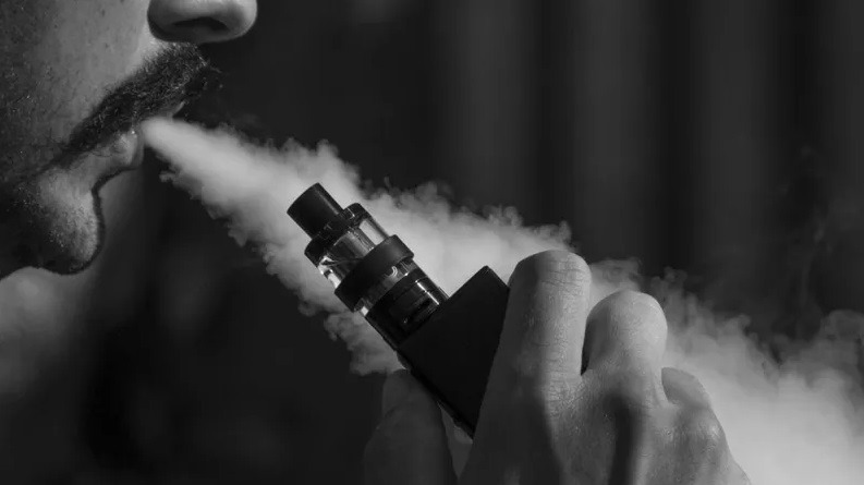 Cigarros eletrônicos causam ansiedade e outras doenças psicológicas, diz estudo