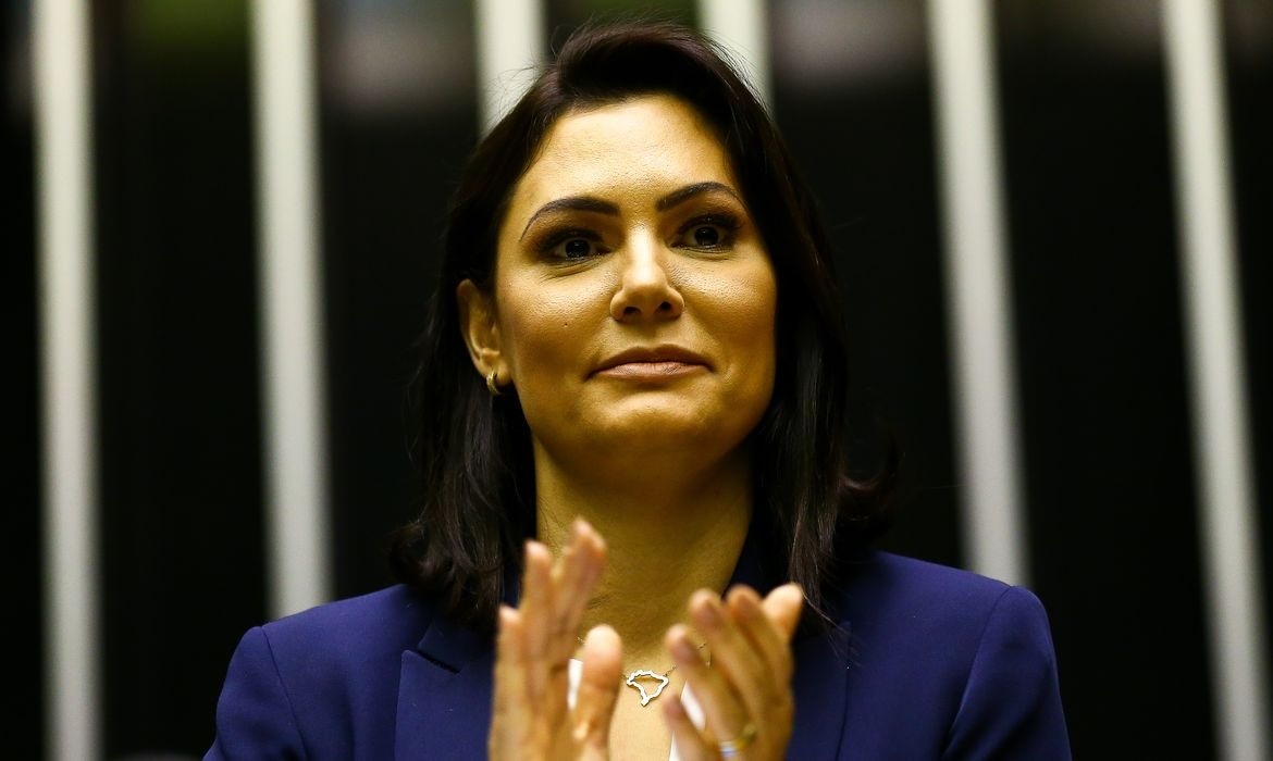 PF não acha elementos para indiciar Michelle e Eduardo Bolsonaro
