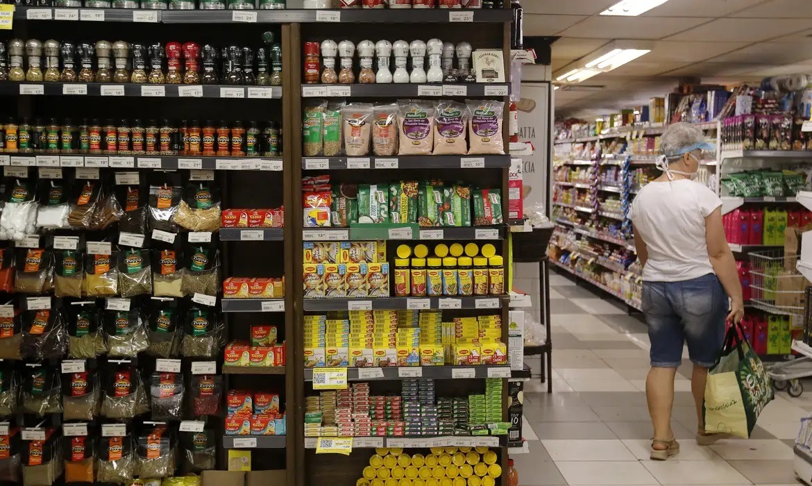 Inflação de alimentos dói mais no bolso das famílias mais pobres; entenda