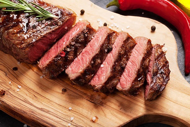 Carne no Brasil subiu quase 5 vezes mais que preço de exportação e dólar explica diferença