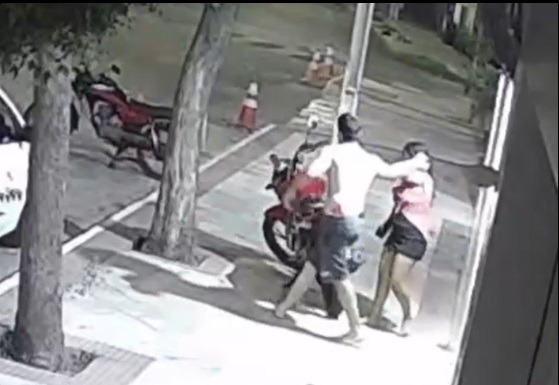 VÍDEO: Homem é preso após puxar mulher pelos cabelos e levá-la à força em moto; assista