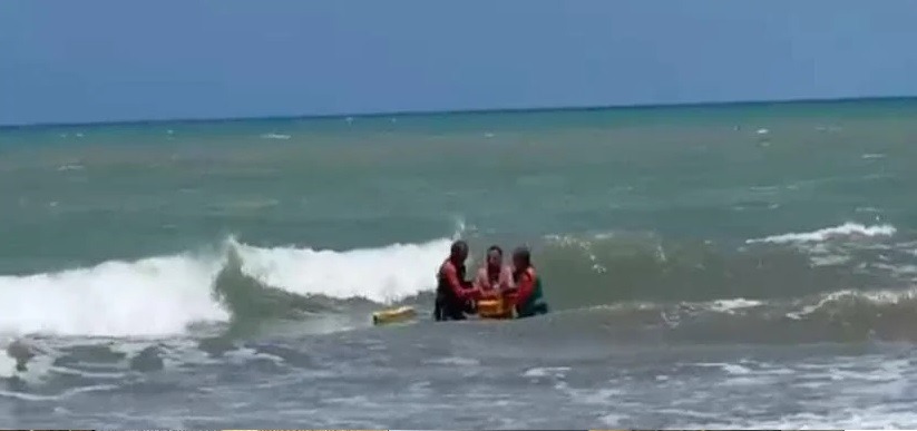 VÍDEO: Homem nu surpreende banhistas e mobiliza helicóptero da PM em praia do RN