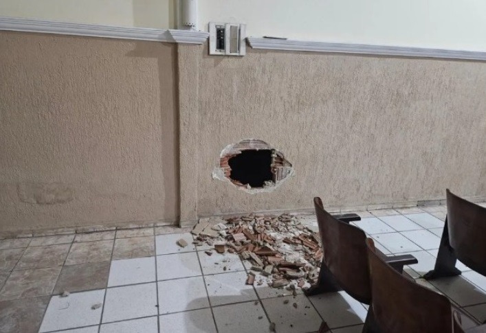 Homem é preso após arrombar parede de igreja a marretadas e furtar alimentos em Natal