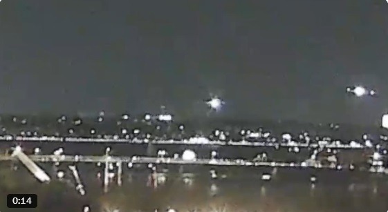 VÍDEO: Autoridades acreditam que não há sobreviventes de colisão entre avião e helicóptero em Washington