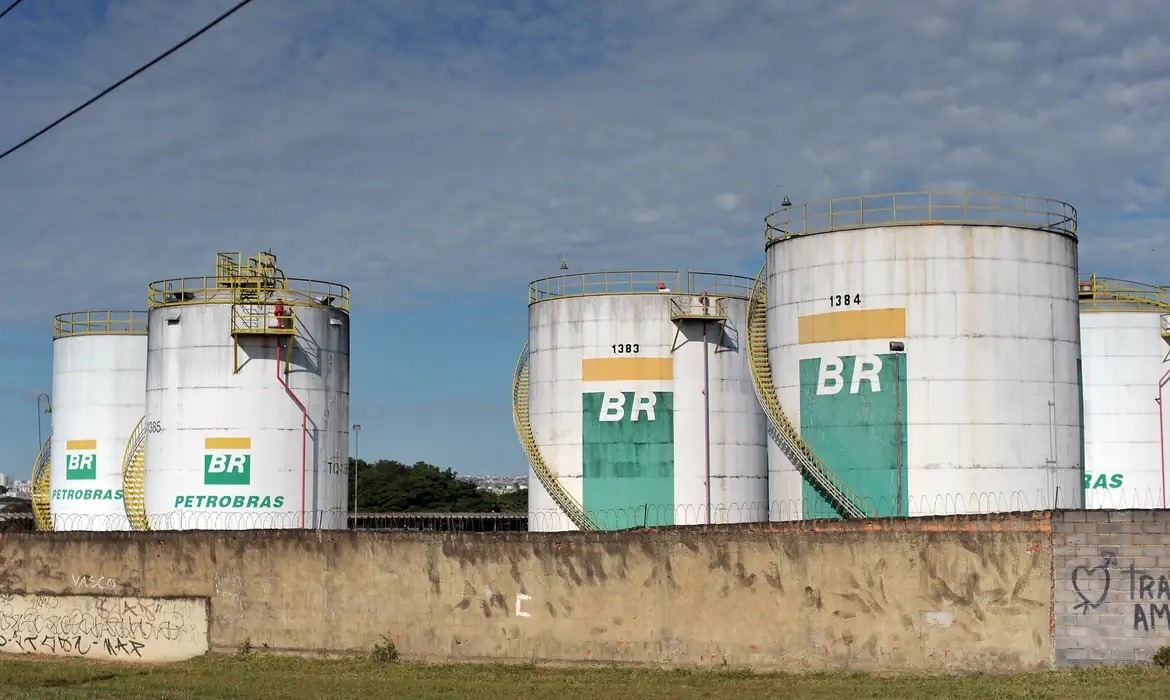 Petrobras anuncia aumento de R$ 0,22 no preço do litro do diesel para as distribuidoras