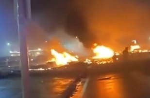 Avião com criança e outras 5 pessoas cai perto de shopping e explode nos Estados Unidos; veja vídeo