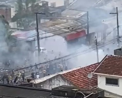 Brigas entre membros de torcidas organizadas transformam ruas do Recife em cenário de guerra horas antes de clássico entre Santa...