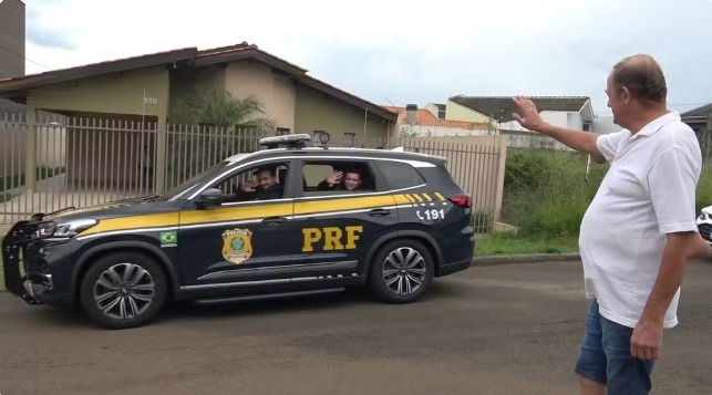 Caminhoneiro começa a infartar em rodovia e é salvo por policiais após motorista de carro perceber problema e acionar PRF