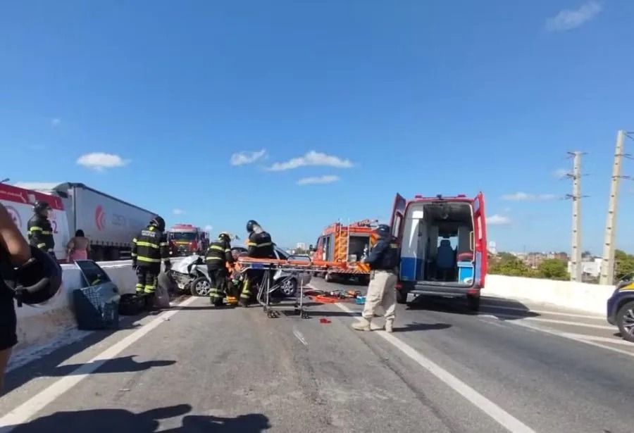 Acidente entre dois carros na BR-304 em Mossoró deixa feridos