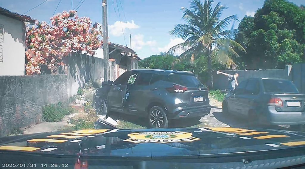 Motorista com carro clonado tenta fugir da PRF, bate em poste durante perseguição e acaba preso em Parnamirim
