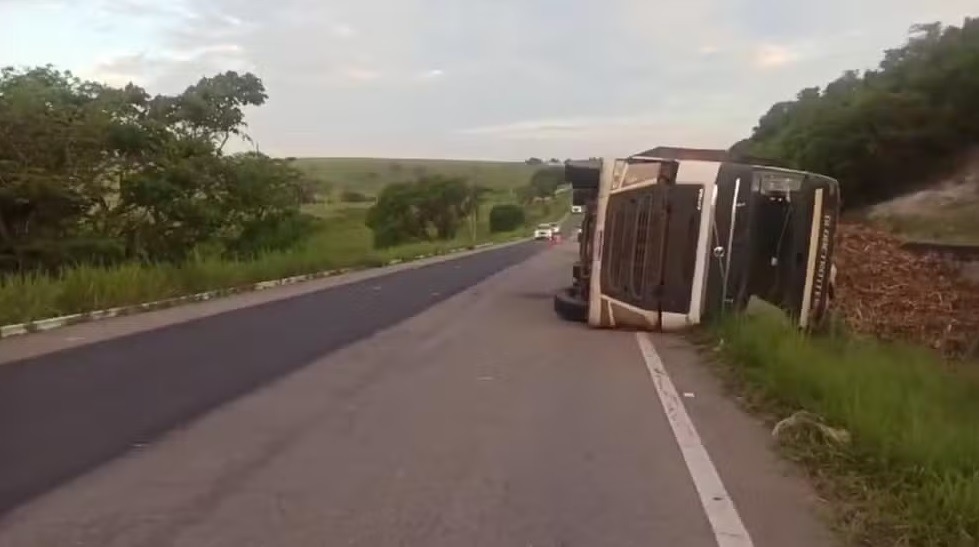 BR-101 é interditada parcialmente no RN após caminhão tombar na pista