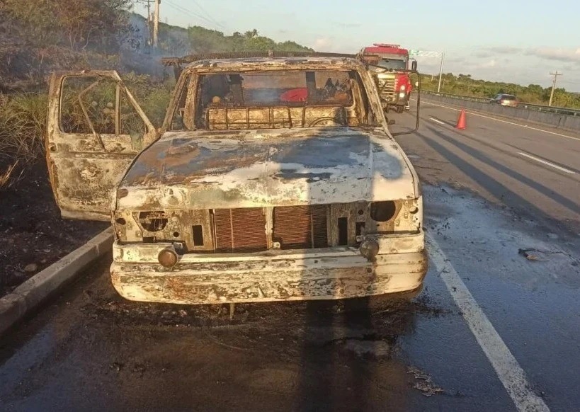 Caminhão carregado de melão pega fogo na BR-304, no RN