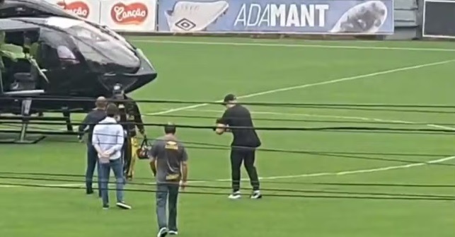 Neymar chega de helicóptero para primeiro treino no retorno ao Santos