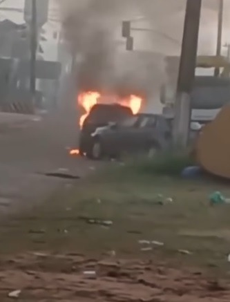 VÍDEO: Carro de vereador do PT é incendiado por populares depois dele atropelar uma mulher