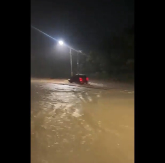 VÍDEO: Chuva forte causa transtornos e deixa ruas da Grande Natal alagadas