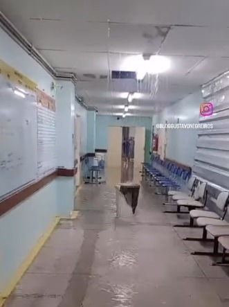 VÍDEO: Chuvas intensas deixam teto do Walfredo Gurgel sob risco de desabamento 