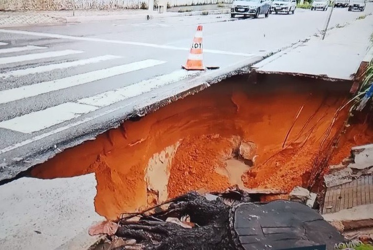 Chuvas abrem cratera na Avenida Governador Juvenal Lamartine