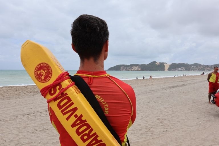 Bombeiros salvam dois turistas argentinos de afogamento em praia de Tibau
