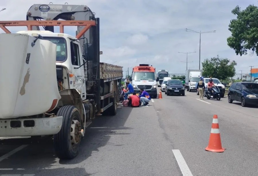 Motociclista morre após bater em caminhão na BR-101 em Parnamirim