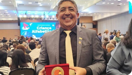 Prefeito de São Tomé recebe Selo Nacional de Compromisso com a Alfabetização do MEC 2024