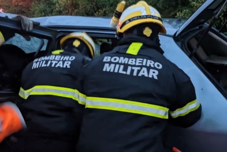 Bombeiros salvam homem que ficou preso às ferragens em acidente na BR-304, no RN