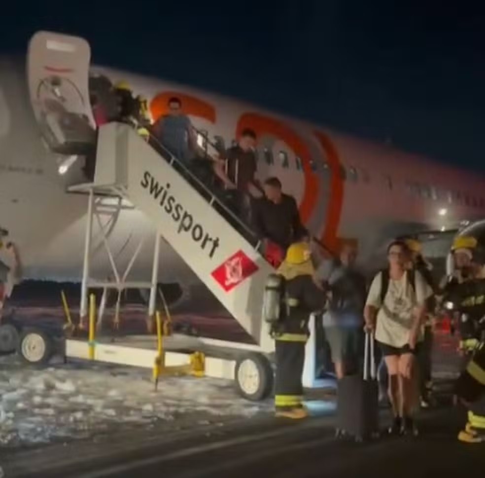 VÍDEO: Avião da Gol colide com carro na pista ao decolar em aeroporto do RJ