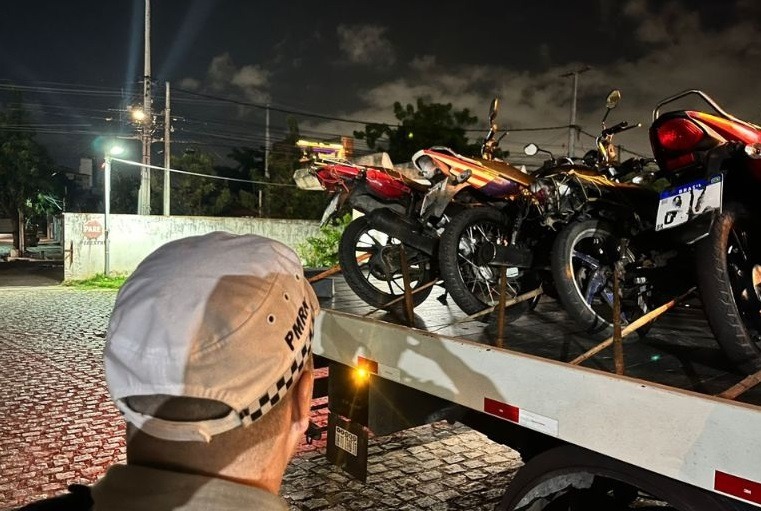 Operação na Via Costeira recolhe cinco motocicletas, apreende entorpecentes e detém um jovem