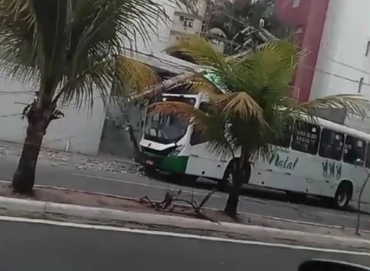 VÍDEO: Ônibus bate em poste e deixa população sem energia na Zona Leste de Natal