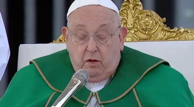 Papa Francisco é hospitalizado para tratar bronquite, diz Vaticano