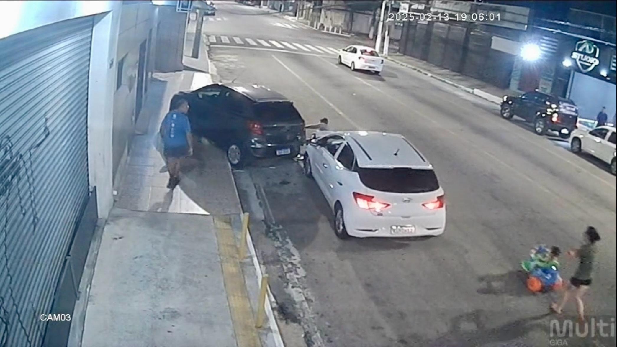 VÍDEO: Motorista embriagado atropela idosa e quase atinge mãe e criança em Natal