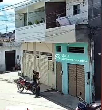 VÍDEO: Homem salva criança que caiu de 1º andar em Pernambuco